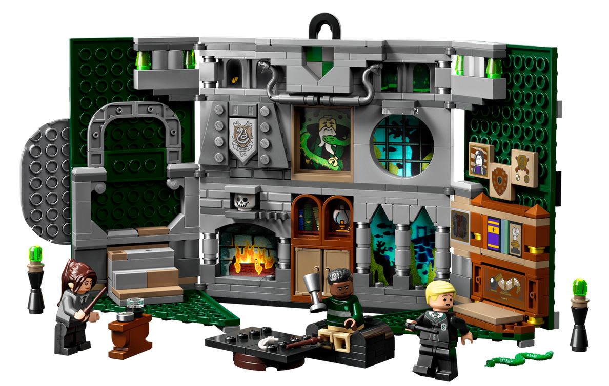 LEGO Harry Potter™ ~ Slytherin™ House Banner (Opens to House Common Ro –  Triple Mountain Model Horses