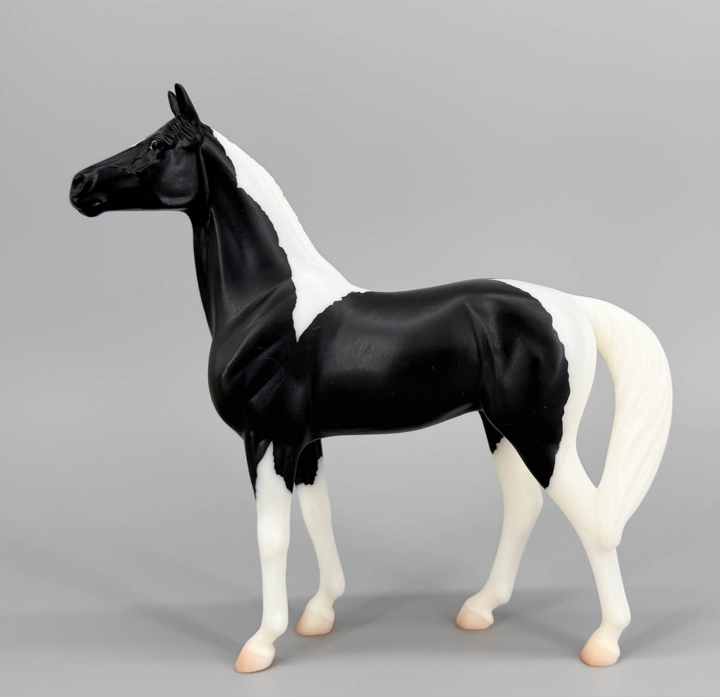 Standing Thoroughbred ~ National Velvet aka The Pie