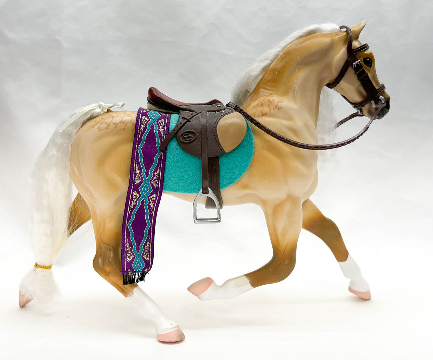 Grand Champions Collector's Classic Trotting Stallion ~ Golden Glow (Large Size Model)