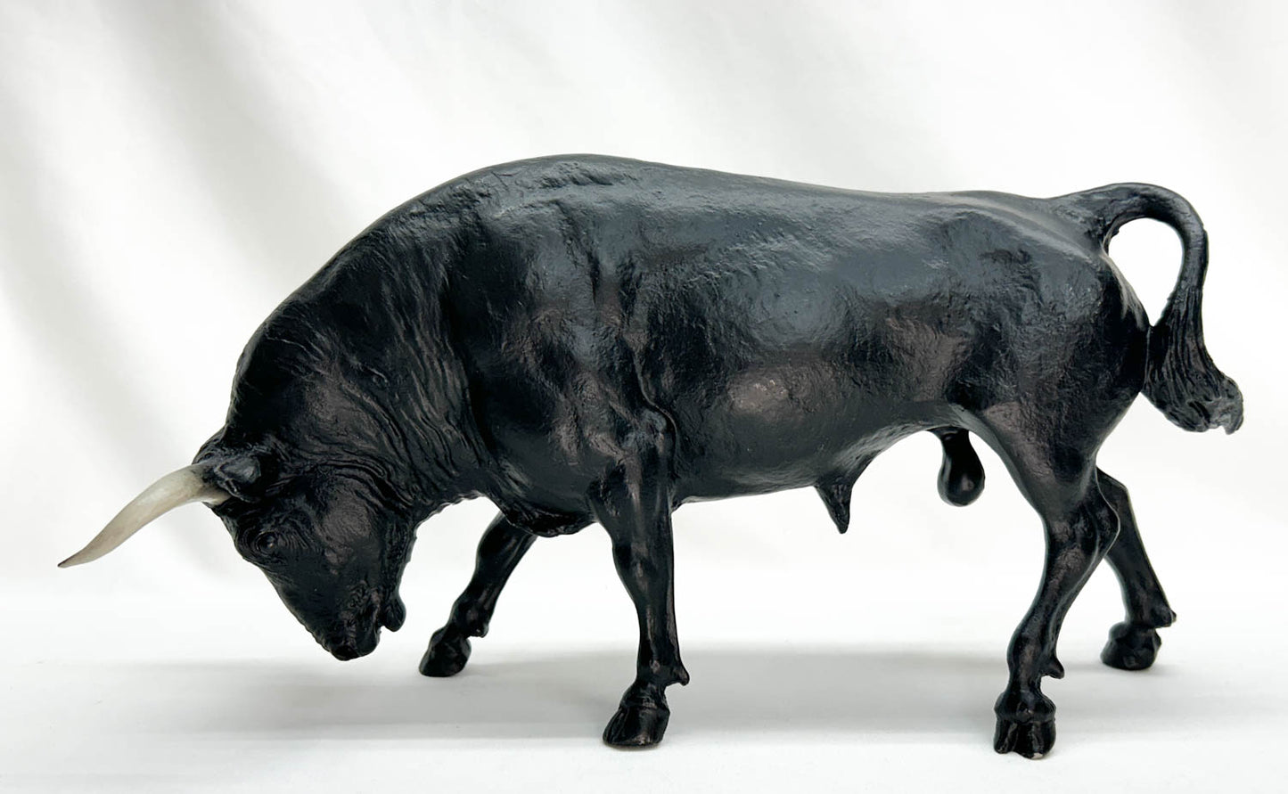 Spanish Fighting Bull, Black - VARIATION: Grey Plastic Horns