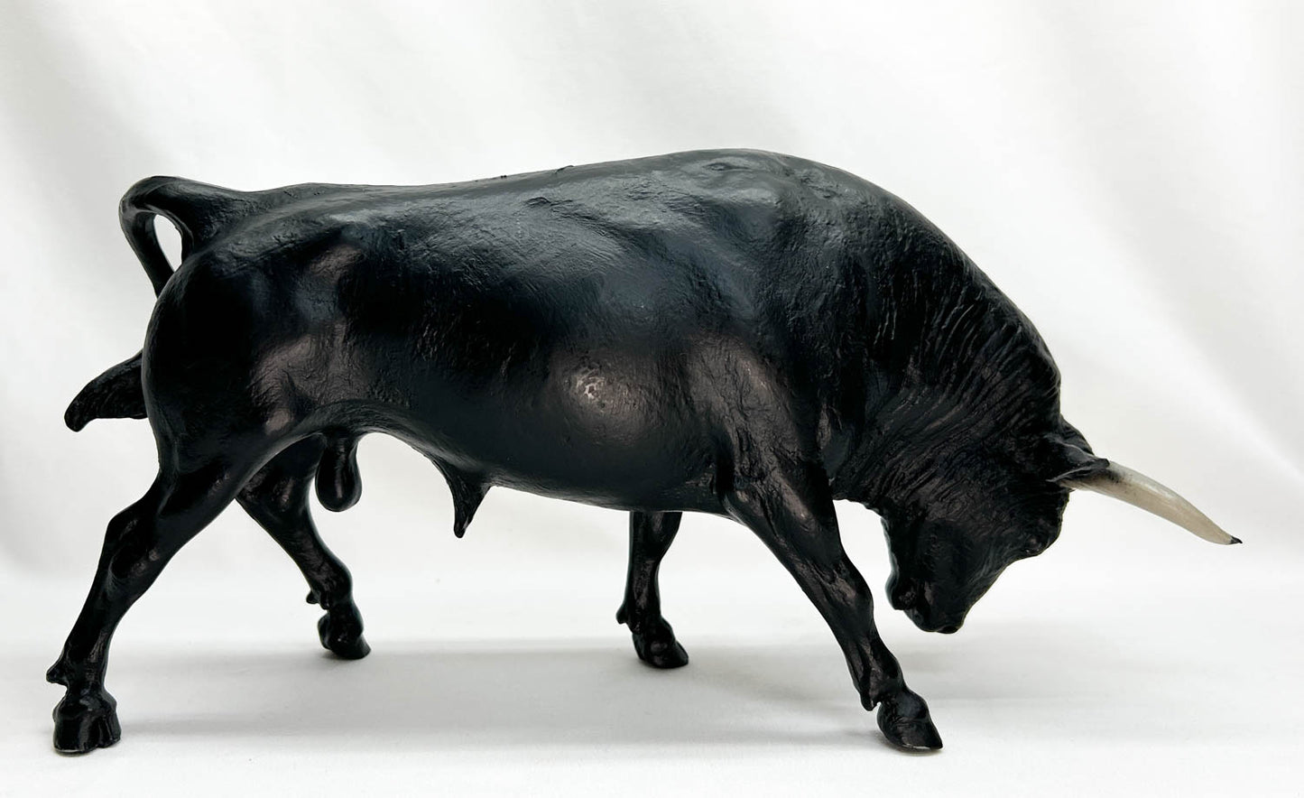 Spanish Fighting Bull, Black - VARIATION: Grey Plastic Horns