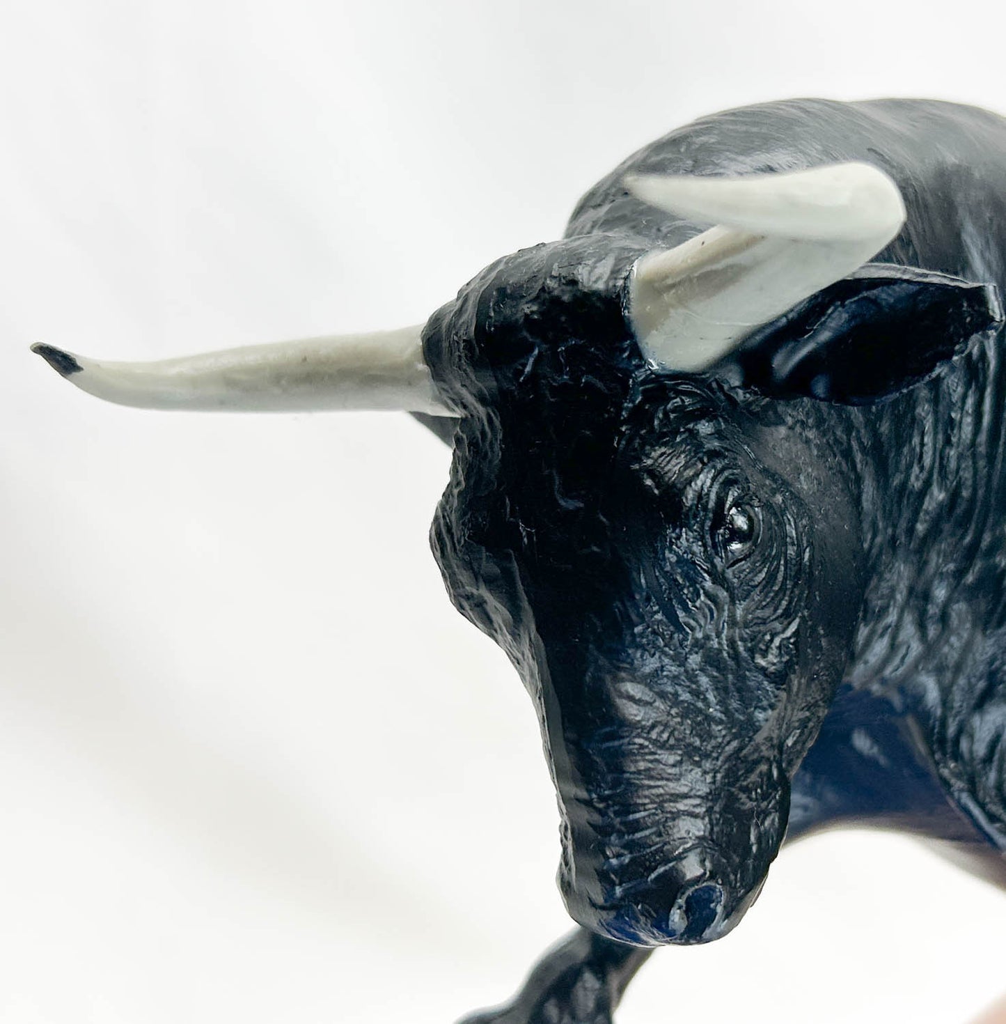 Spanish Fighting Bull, Black - VARIATION: Grey Plastic Horns