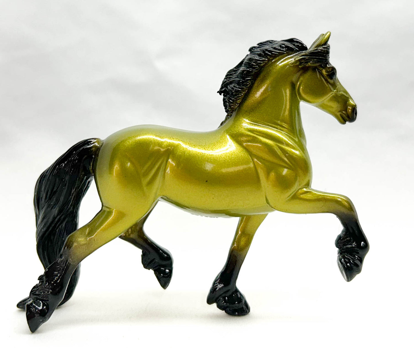 Trotting Friesian, Green-Gold Chase Piece