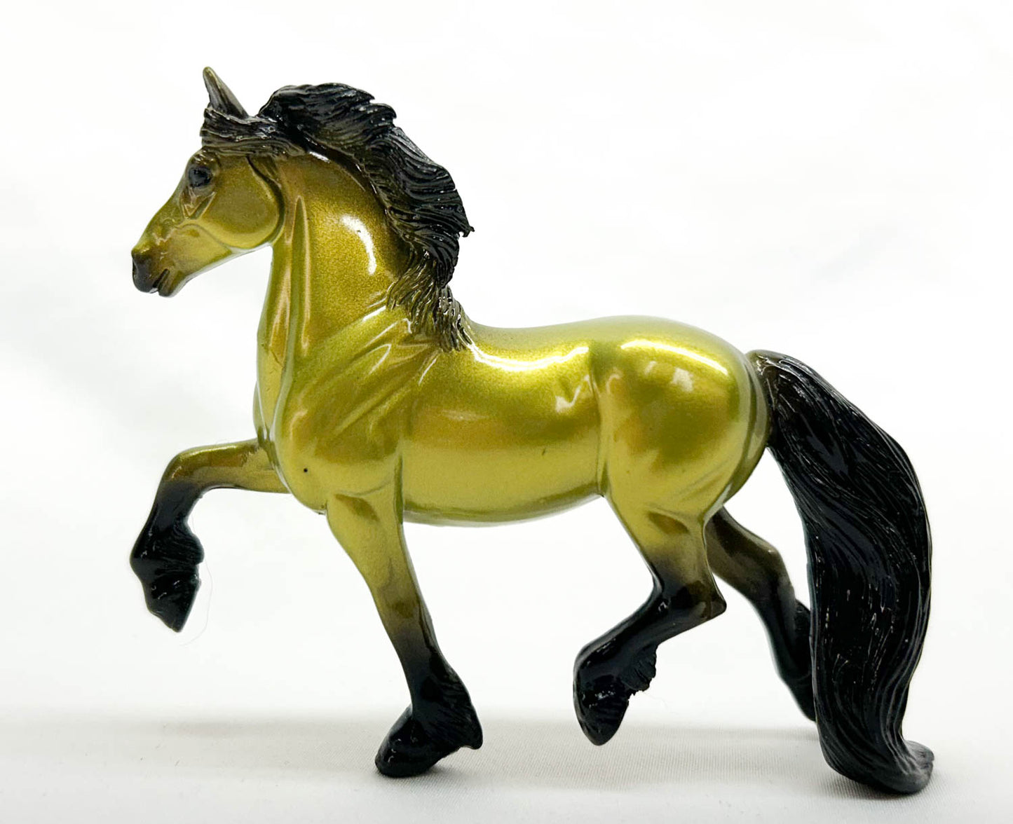 Trotting Friesian, Green-Gold Chase Piece