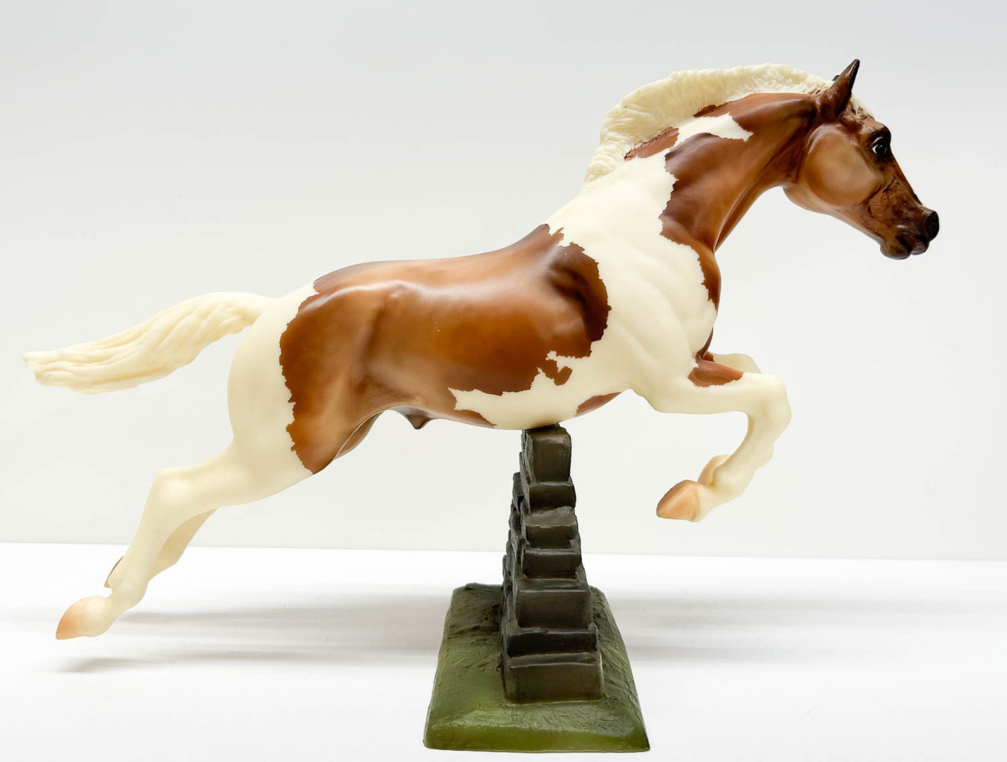 Jumping Horse, Palomino Pinto - Treasure Hunt