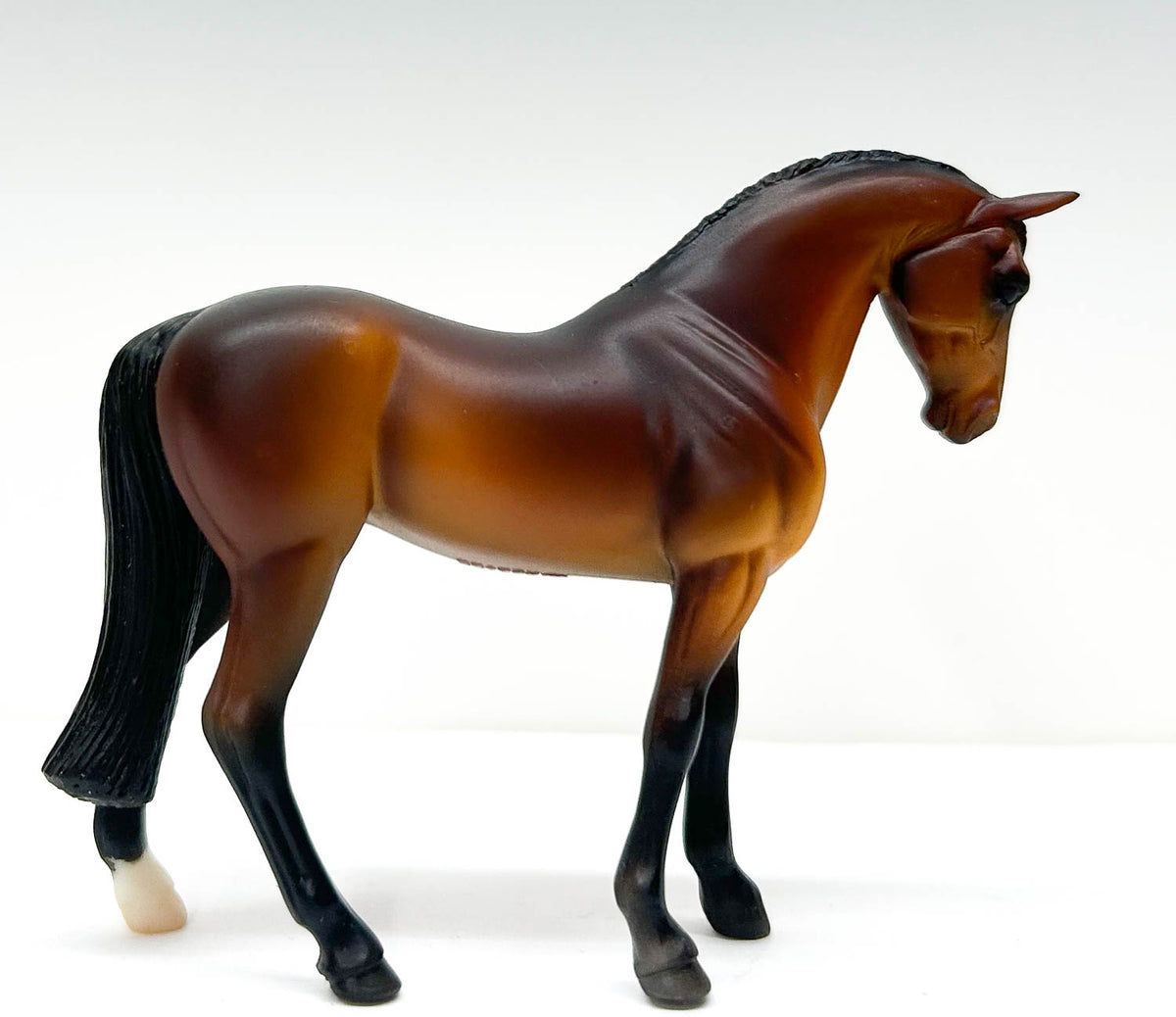 Standing Thoroughbred, Bay - 2010 Toys R Us SR