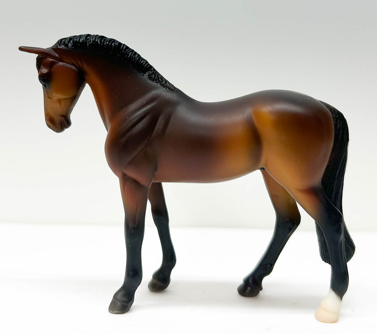 Standing Thoroughbred, Bay - 2010 Toys R Us SR