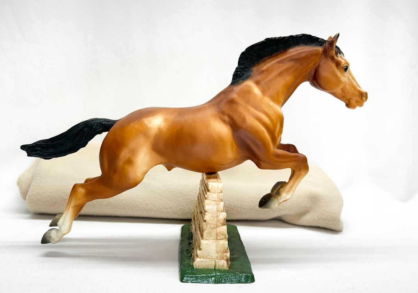 Jumping Horse, Bay with 4-Sock Variation and BLUE RIBBON STICKER