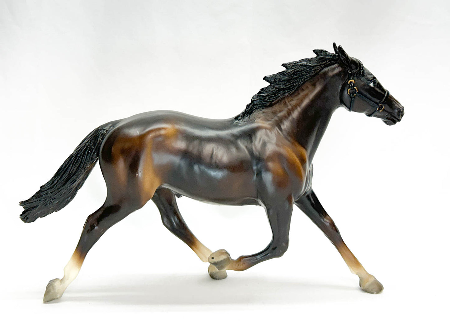 Pacer, Bay (Liver Chestnut) with Eye Whites and Bonus Pony Pouch