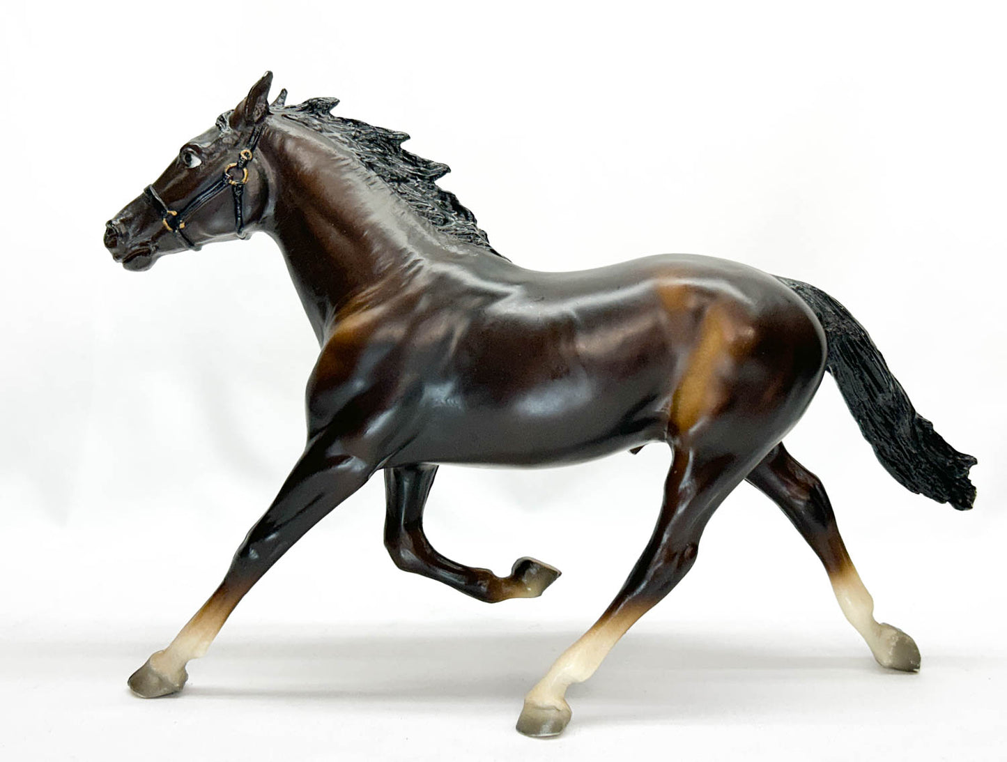 Pacer, Bay (Liver Chestnut) with Eye Whites and Bonus Pony Pouch