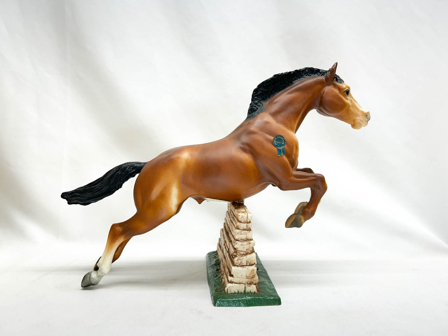CHRISTMAS AUCTION: Jumping Horse, Bay - Diagonal Socks, Blue Ribbon Sticker & Chicago Shipping Box