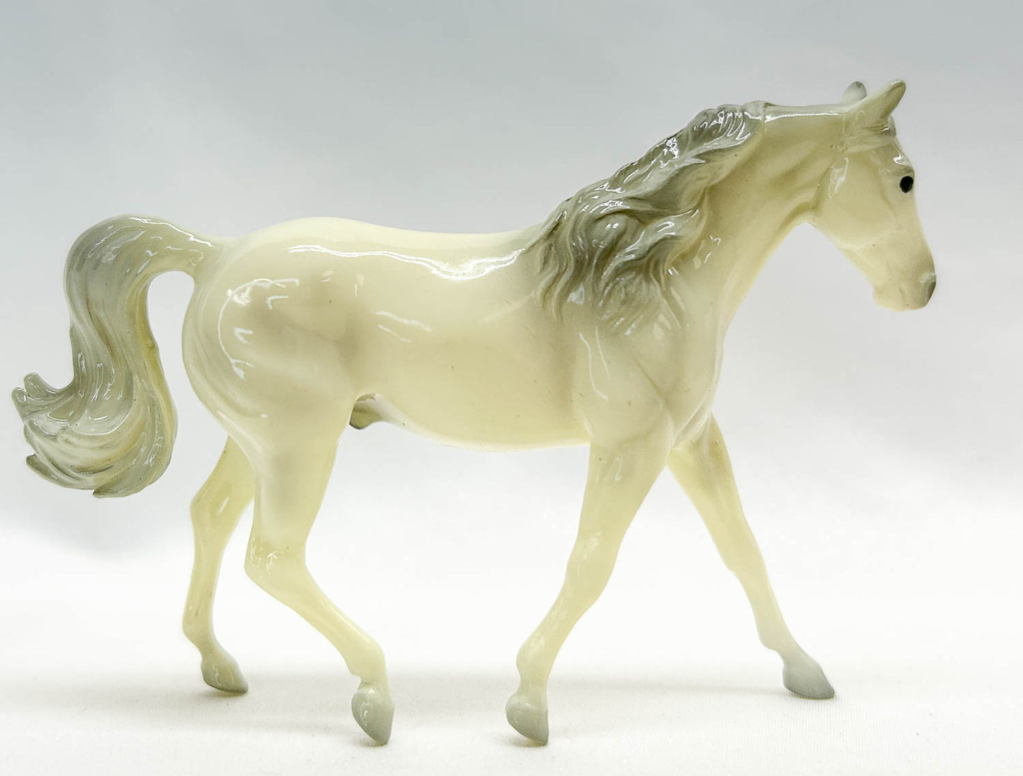 Mini Missouri Fox Trotter, Glossy Alabaster - Vintage Club 2024