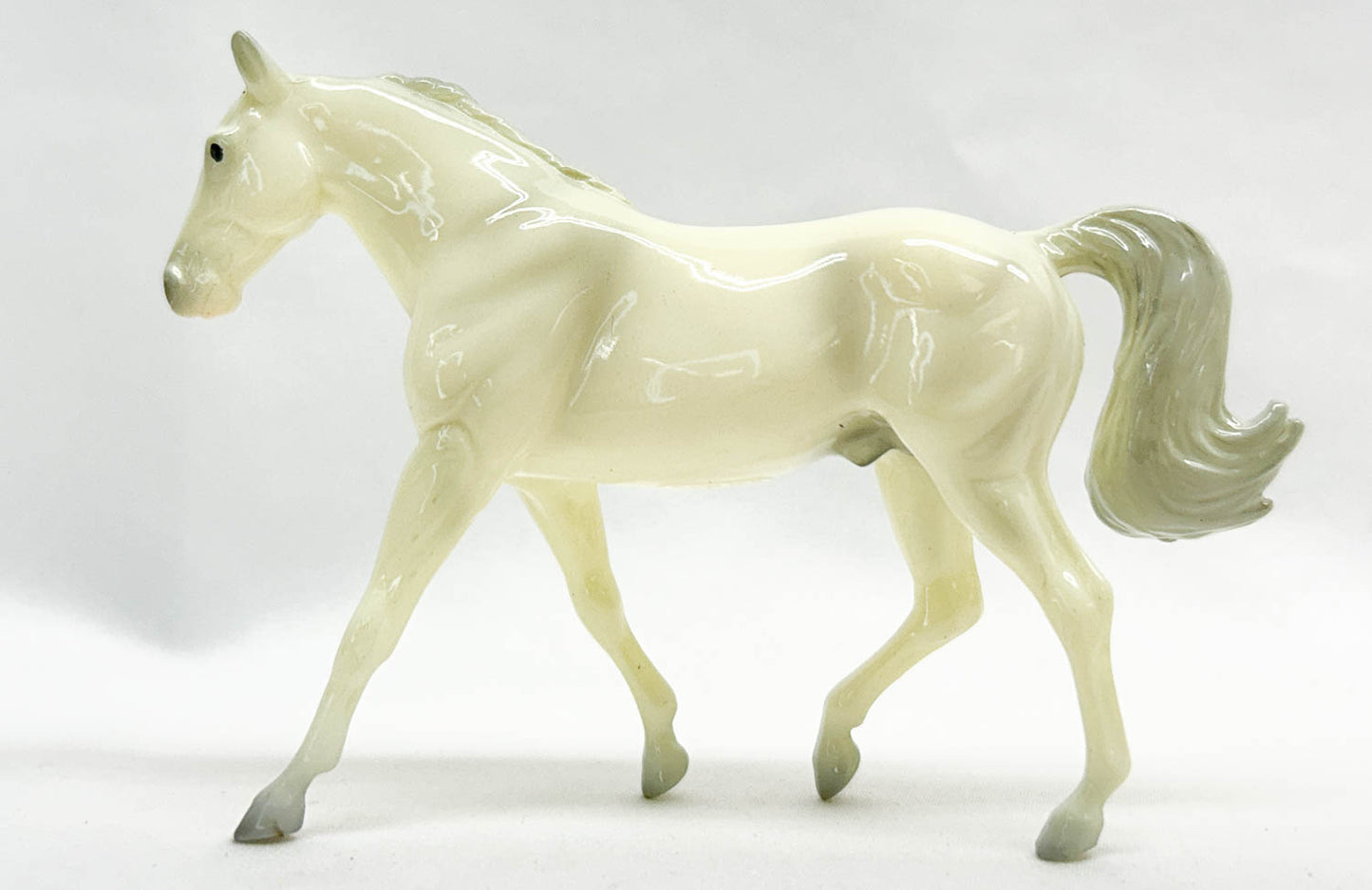 Mini Missouri Fox Trotter, Glossy Alabaster - Vintage Club 2024