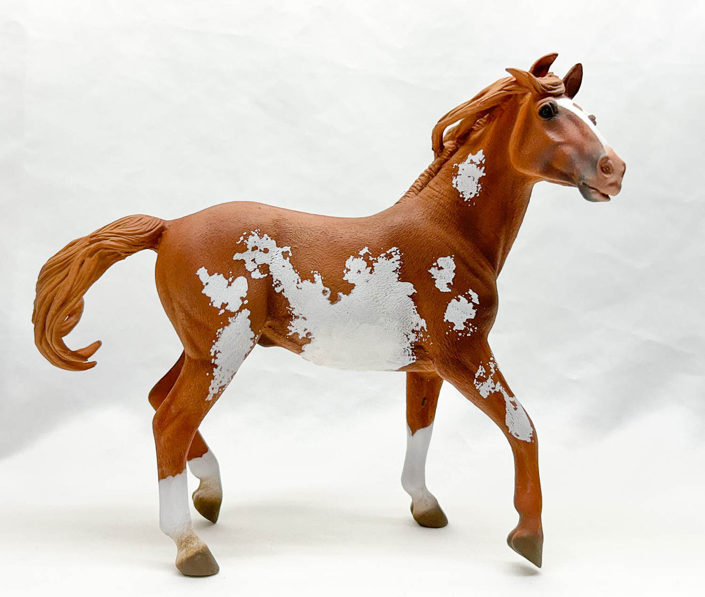 Mustang Stallion, Chestnut Pinto - Deluxe 1:12 Scale Model (International Release)