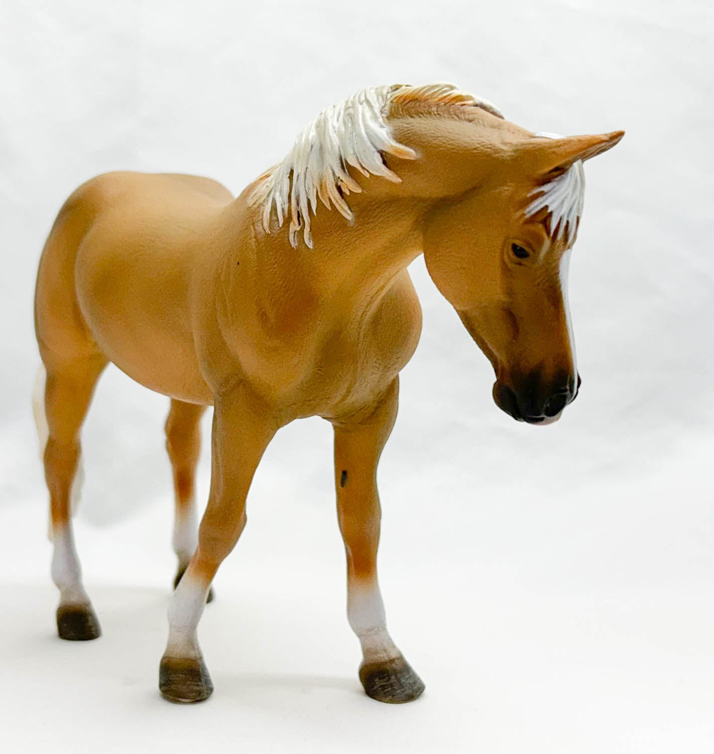 Quarter Horse Mare, Palomino - Deluxe 1:12 Scale Model (International Release)