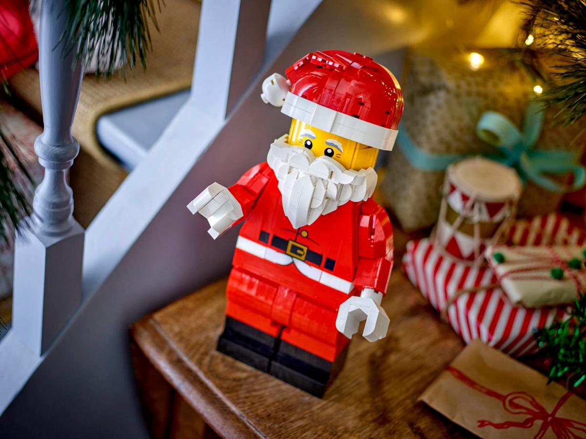 LEGO® UP-SCALED Santa Minifigure #40820 761 Pieces