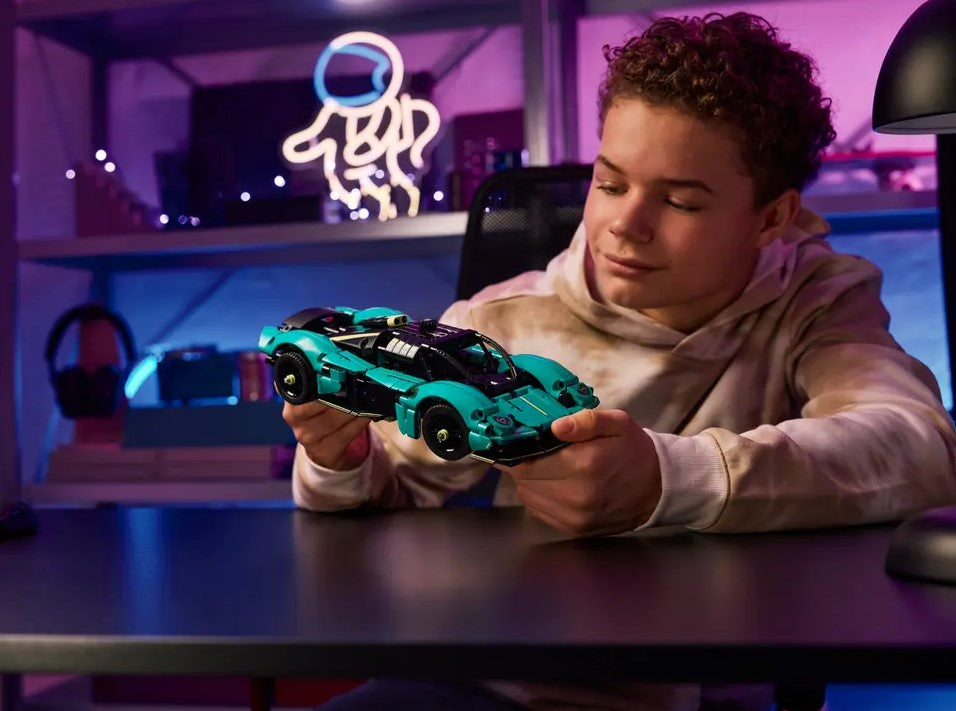 LEGO® Technic™ ~  Aston Martin Valkyri #42208 707 Pieces