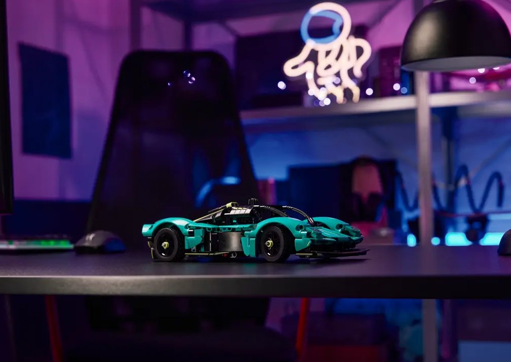 LEGO® Technic™ ~  Aston Martin Valkyri #42208 707 Pieces