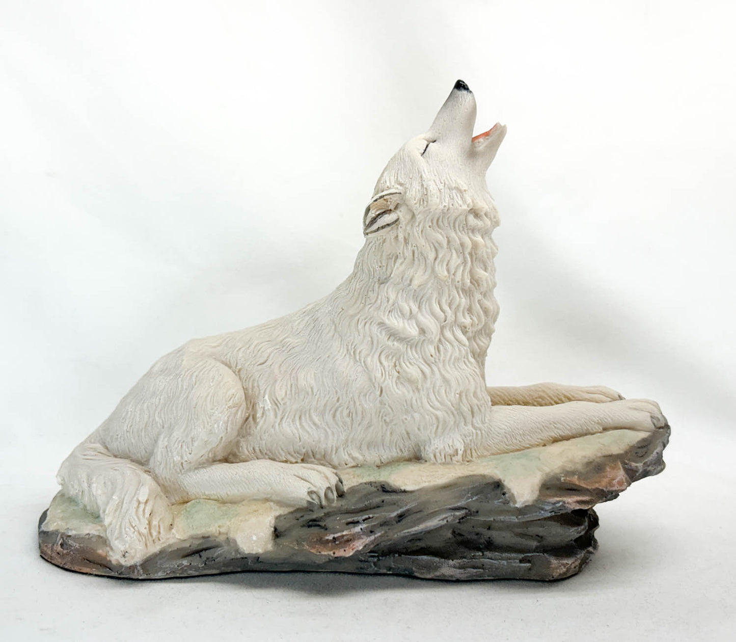 White Wolf Adult, Howling Resin