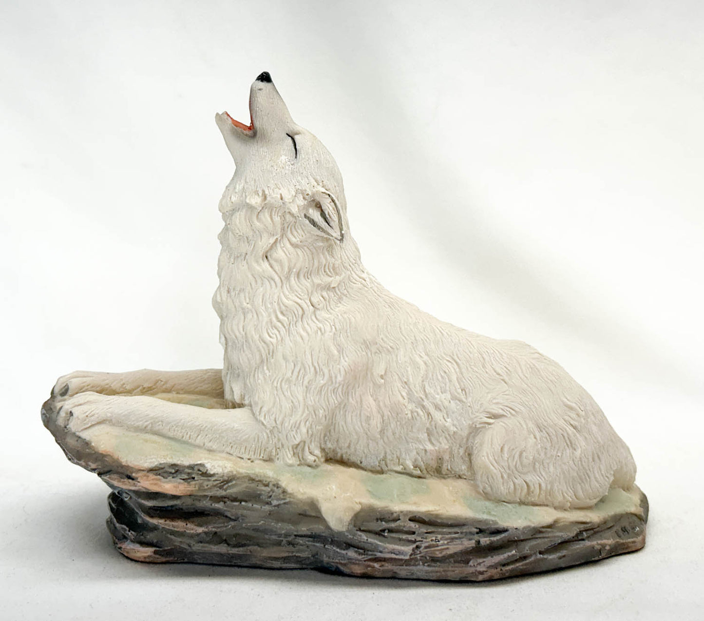 White Wolf Adult, Howling Resin